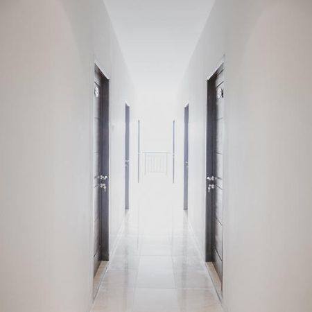 Hotel Reddoorz Near Taman Palem à Jakarta Extérieur photo