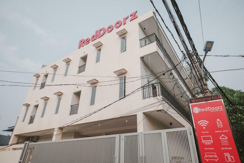 Hotel Reddoorz Near Taman Palem à Jakarta Extérieur photo