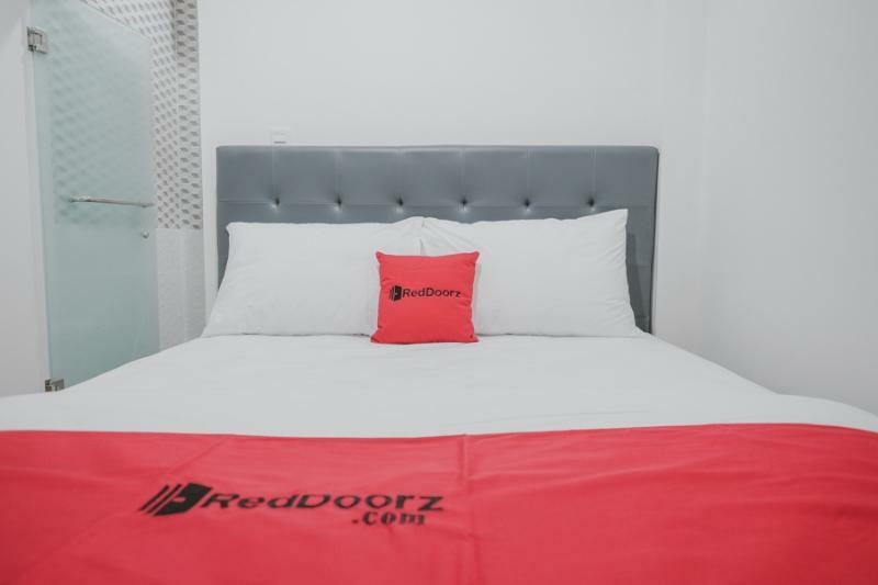 Hotel Reddoorz Near Taman Palem à Jakarta Extérieur photo