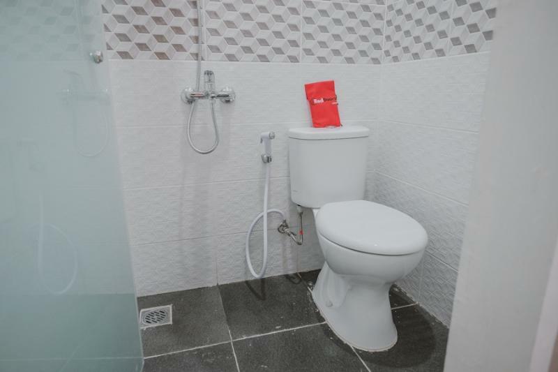 Hotel Reddoorz Near Taman Palem à Jakarta Extérieur photo
